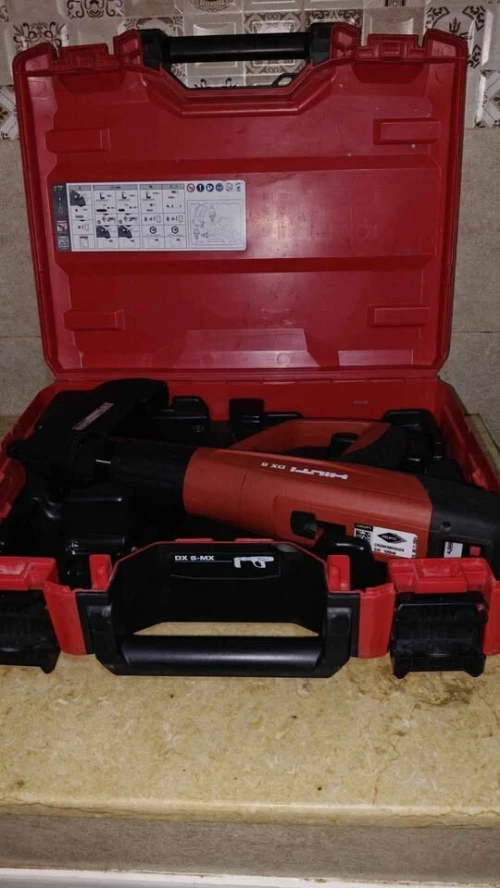 Cloueur hilti DX5+200 cartouches+100 clous