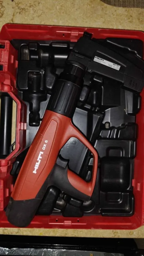 Cloueur hilti DX5+200 cartouches+100 clous