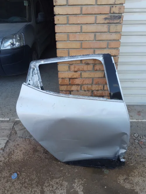 Porte Clio 4 arrière accidenté