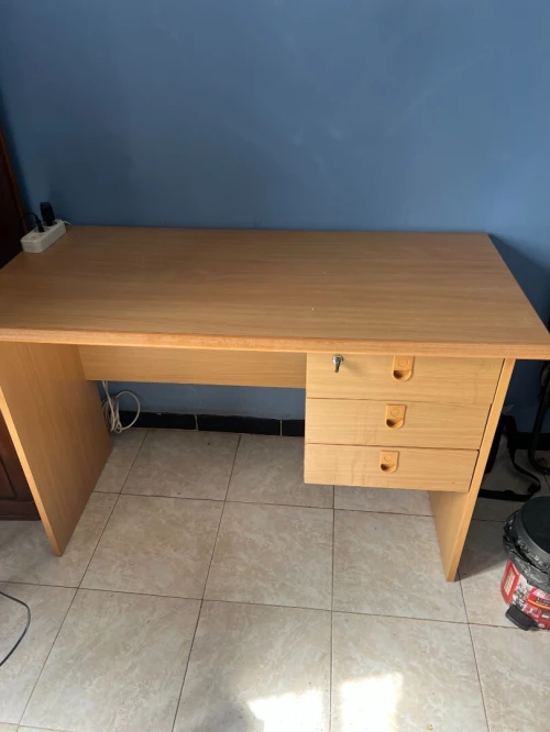 Bureau avec 3 casiers