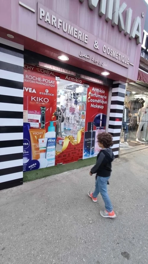 Publicité en 24h sur Alger 0561731457 Habillage vitrine autocollant Oneway Bache Sablé