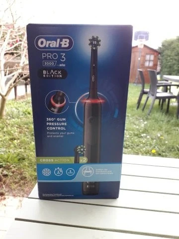 Brosse À Dents Électrique Oral-B PRO3 3000 Black Édition + 1 Brossette Offerte