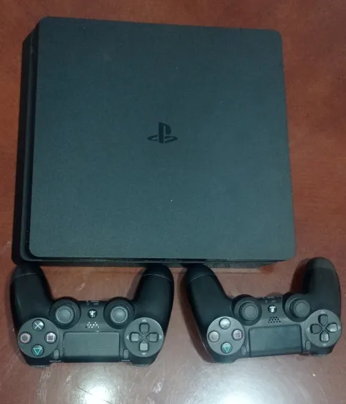 Ps4 utilisée version 13.50 + deux manettes.