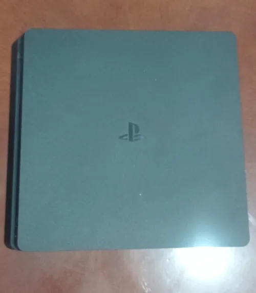 Ps4 utilisée version 13.50 + deux manettes.
