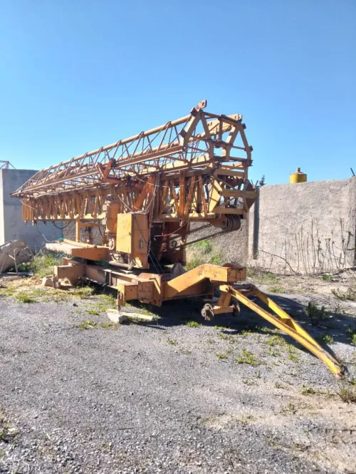 01 Grue fixe de 18m de hauteur et d'une fleche de 20m