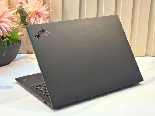 THINKPAD X1 CARBONE GEN 11/INTEL I7-1355U EVO/16GB DDR5  6400MHZ/disk 512 gb ssd/ecran 14 IPS fhd+