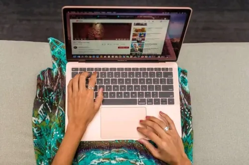 Model MacBook  AIR ROSE GOLDE 13-inch (M1, 2020) 13.3 SPG 8C CPU  \ 7C GPU  CYCLE 32 AVEC EMBALLAGE 