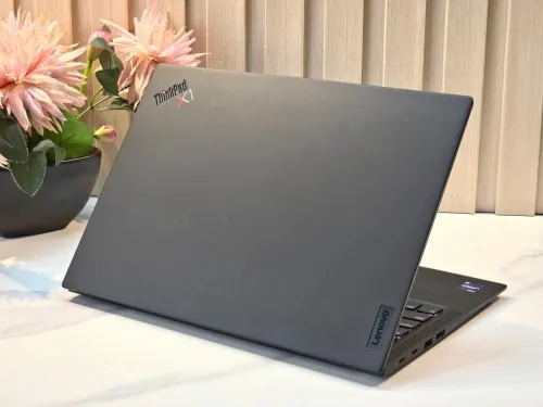 THINKPAD X1 CARBONE GEN 11/INTEL I7-1355U EVO/16GB DDR5  6400MHZ/disk 512 gb ssd/ecran 14 IPS fhd+