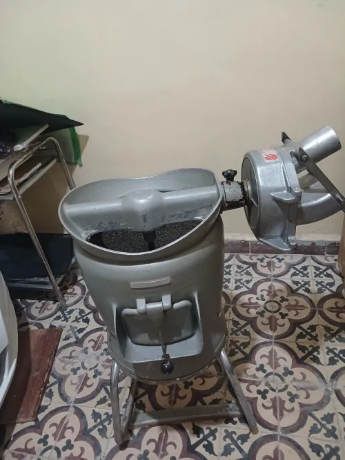 Eplucheuse de pomme de terre et coupe frites en même temps .آلة تقشير البطاطا و تقطيعها في نفس الوقت