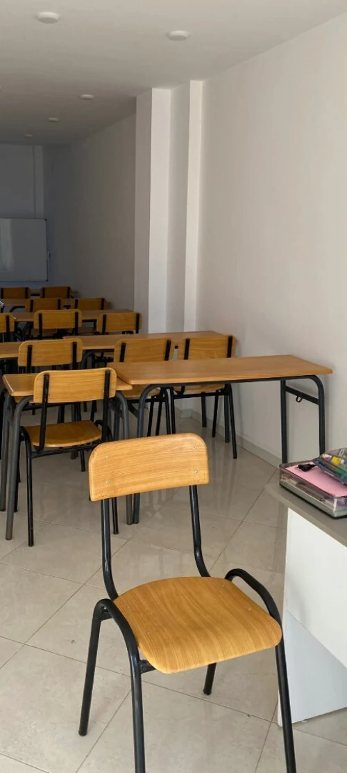 Table et chaises scolaires en résine