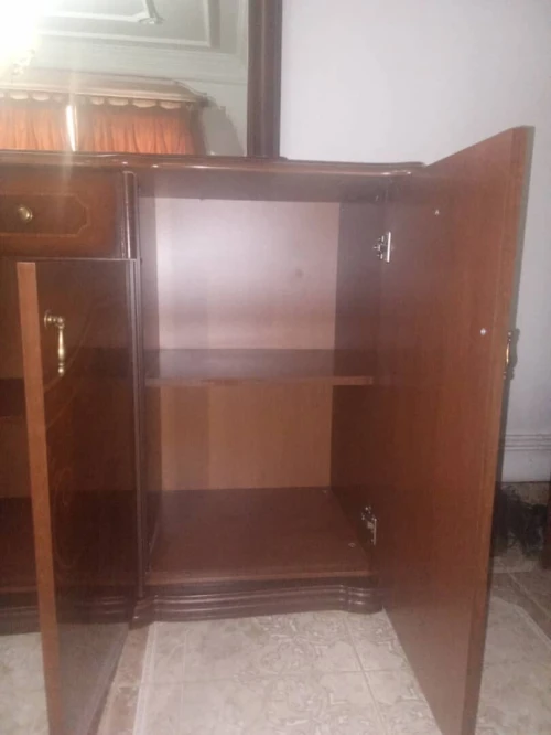 Buffet et vaisselier et table salle a neuf