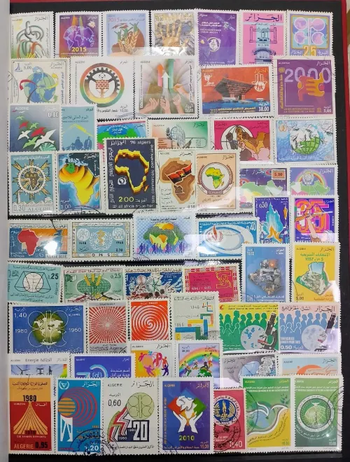 Une collection de timbres d'Algérie oblitérés