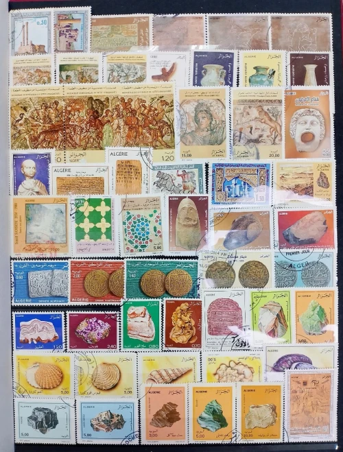 Une collection de timbres d'Algérie oblitérés
