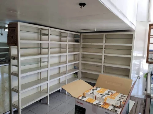 Equipement (armoires, comptoirs, étagères, bureau) 