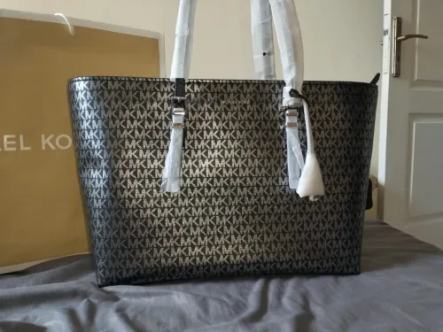 حقيبة Michael Kors أصلية بالعلّاقة والفاتورة