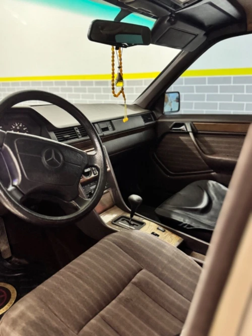 Mercedes W 124 6 cylendre en ligne 1989 D