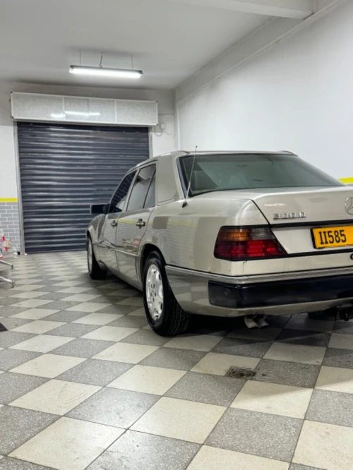 Mercedes W 124 6 cylendre en ligne 1989 D