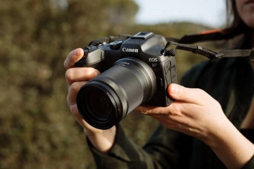 CANON EOS R7 - APPAREIL PHOTO HYBRIDE 4K - WI-FI - BLUETOOTH - 32.5MP - LDC TACTILE - ONLY BUDY - BLACK