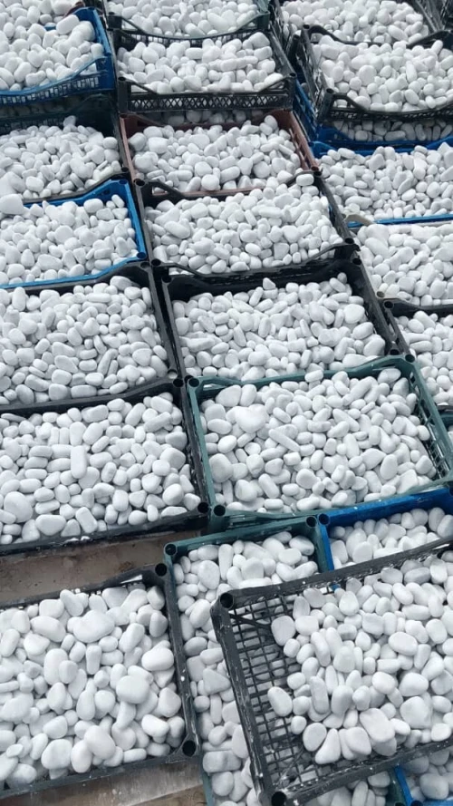 Galet en pierre de marbre blanc