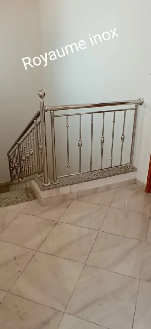 Rampes d'escalier en inox et verre 