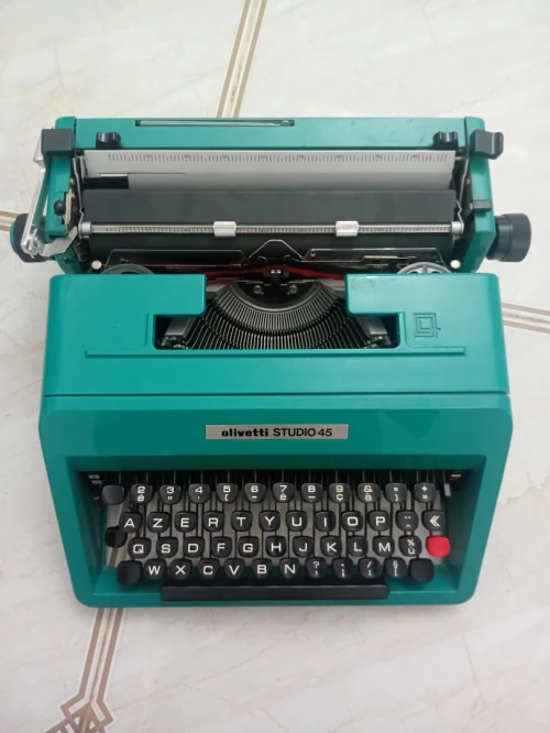 آلة كتابة typewriter 