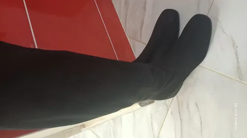 Bottes genouillère noir de marque tamaris France  avec un dessin sur les talons 