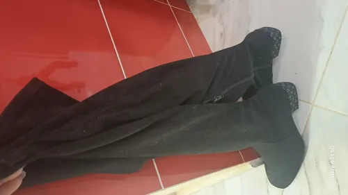 Bottes genouillère noir de marque tamaris France  avec un dessin sur les talons 