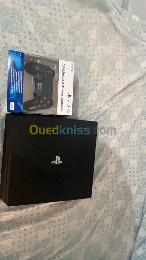 PlayStation 4 Pro + manette neuve - بلايستيشن برو 4 بحالة ممتازة + يد تحكم جديدة