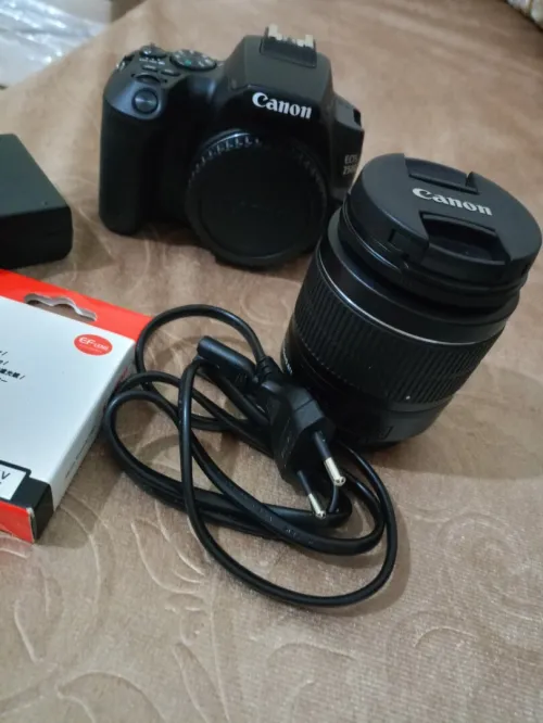 Canon EOS 250D avec objectif 18-55mm + accessoires Prix: