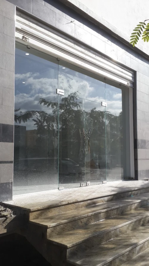Façade en verre trempé 