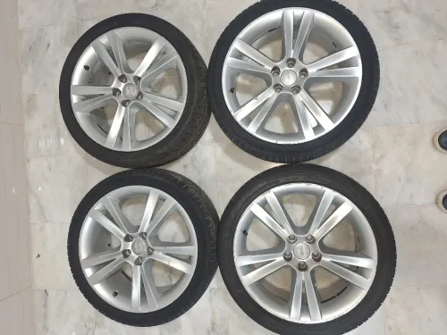 04 jantes avec pneus 215 40R17