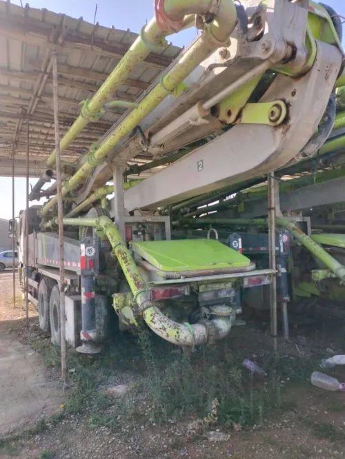 À VENDRE Pompe à béton GIRAFFE ZOOMLION + Camion CHACMAN 2016