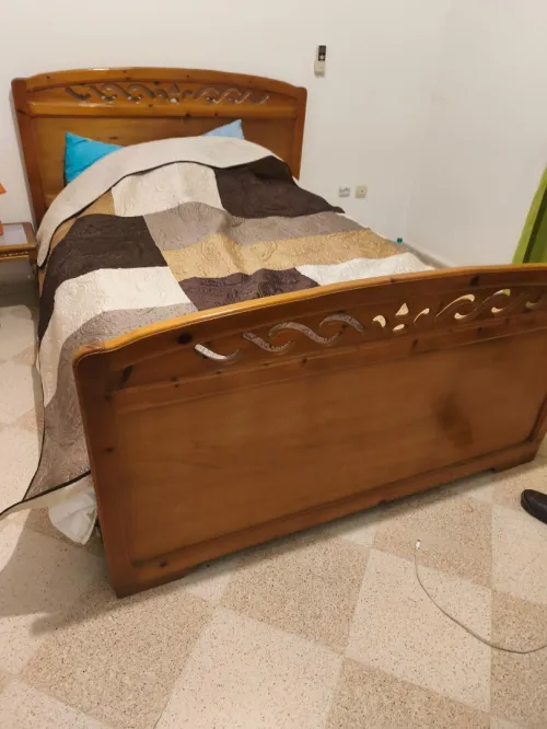 Lit 140x190 avec matelas, table chevet+ lampe