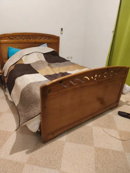 Lit 140x190 avec matelas, table chevet+ lampe