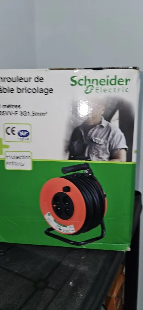 Enrouleur de câble schneider 40m - ip20 h05vv-f3g1,5mm