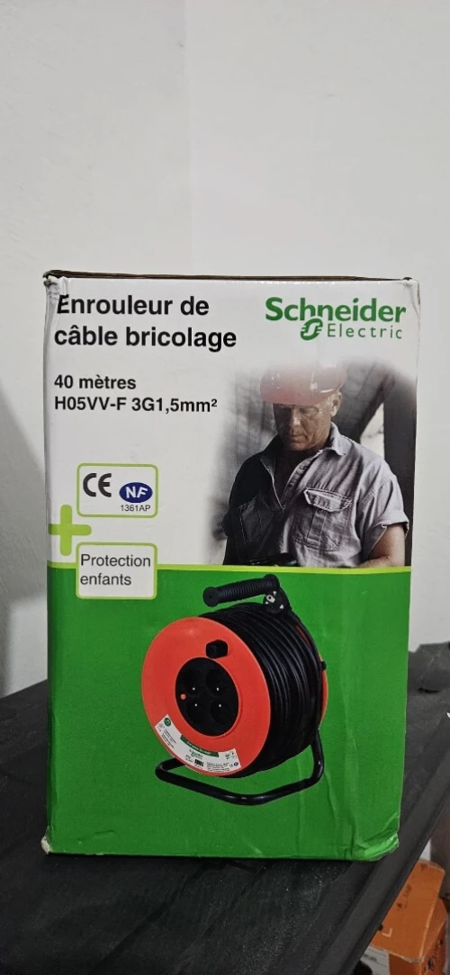 Enrouleur de câble schneider 40m - ip20 h05vv-f3g1,5mm