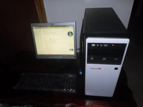 PC DE BUREAU + TABLE DE PC 