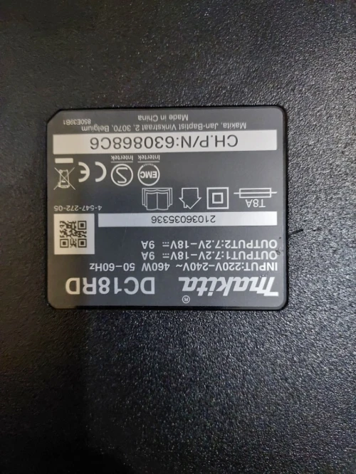 Chargeur Makita 18V Doublé sous coffret