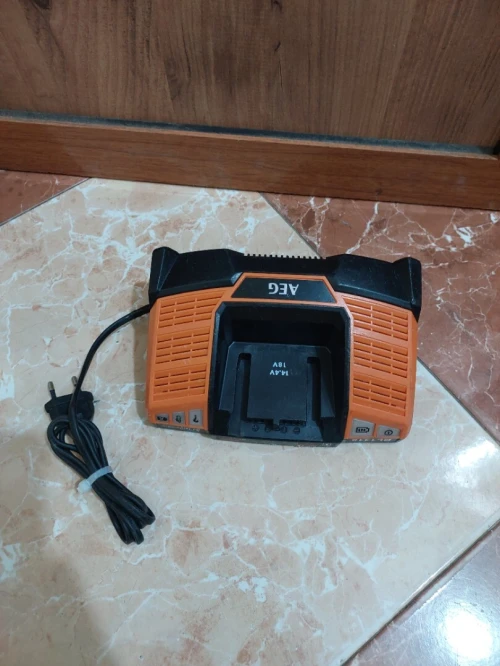 Chargeur AEG 18V