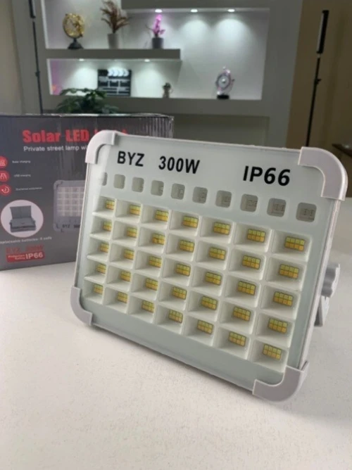 Lampe solaire LED 300W rechargeable portable et ultra puissante 26000LM