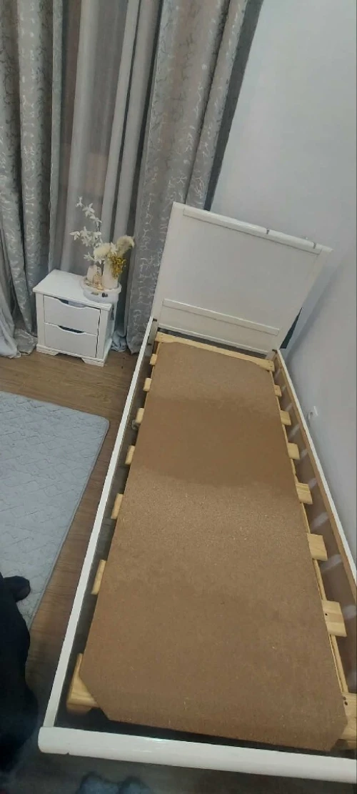 Lit avec coffret+ table de nuit