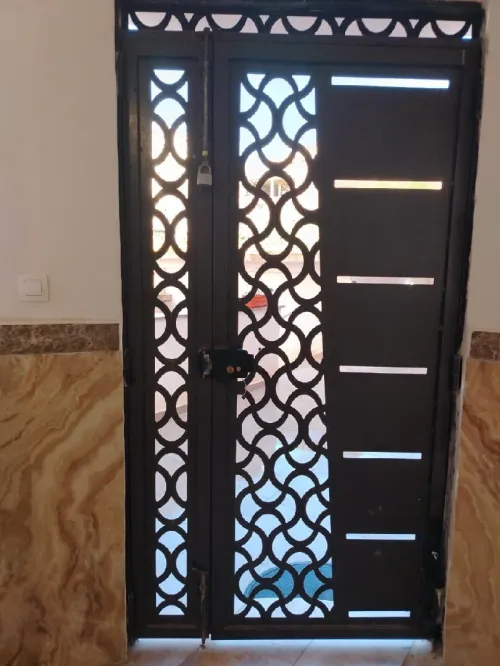 porte en fer immeuble , villa,  entrée  très bonne état