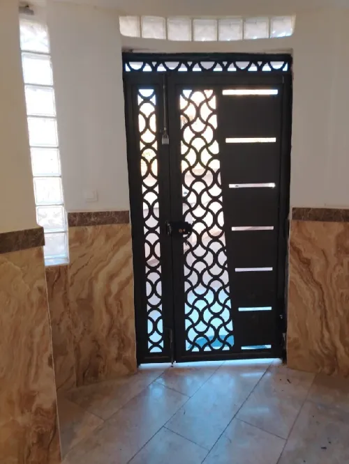 porte en fer immeuble , villa,  entrée  très bonne état