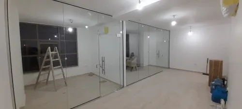 vitrine en verre et cloison 