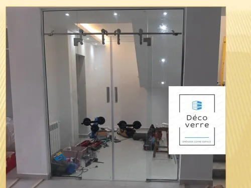 CLOISON ET VITRINE EN VERRE 