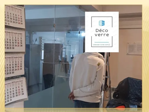 CLOISON ET VITRINE EN VERRE 