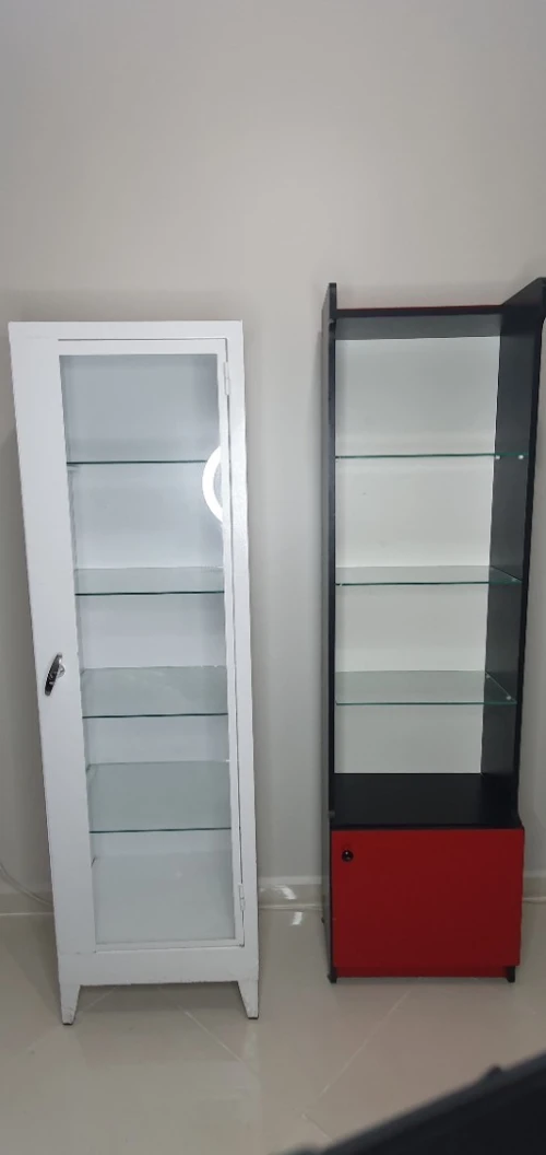Armoire et vitrines