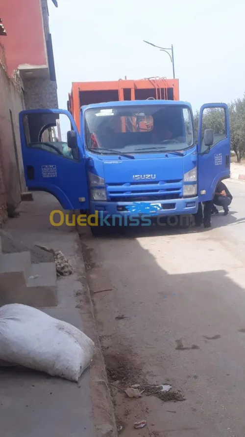 Benne tasseuse Isuzu 2014