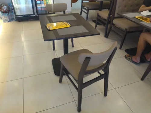 TABLE et Chaises Restaurant /Cafeteria