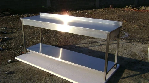 TABLE DE TRAVAIL EN INOX